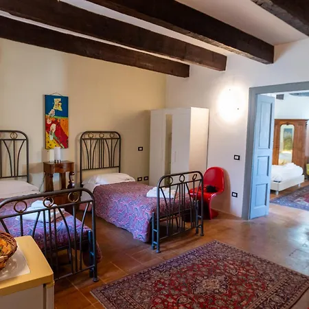 לינה וארוחת בוקר Vallone Del Grano 3*